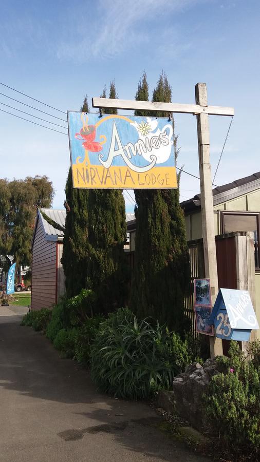 Annies Nirvana Lodge Backpackers 타카카 외부 사진