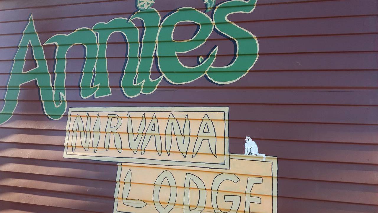 Annies Nirvana Lodge Backpackers 타카카 외부 사진